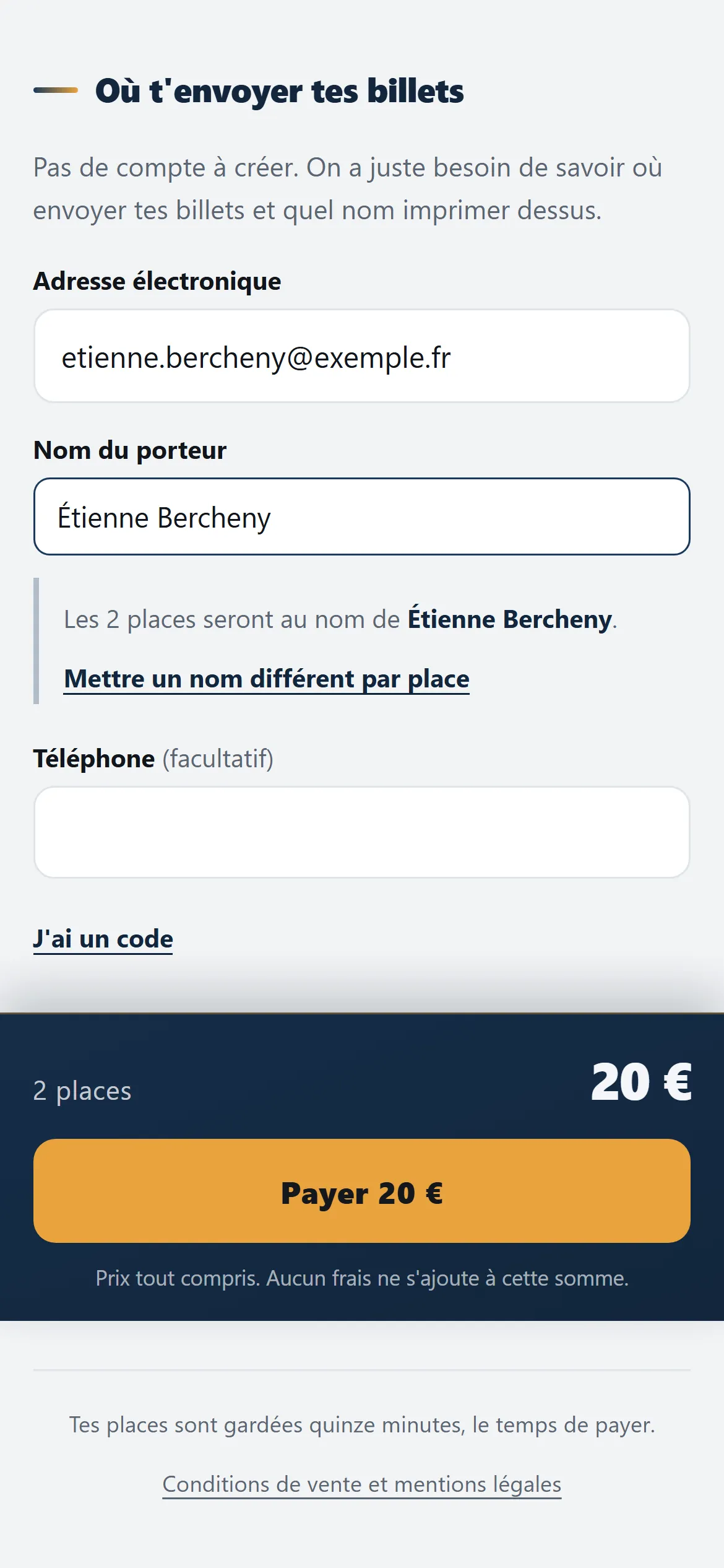 Le bas de la même page : deux places choisies, le nom du porteur saisi, et la barre de total qui affiche le montant à payer, tout compris.