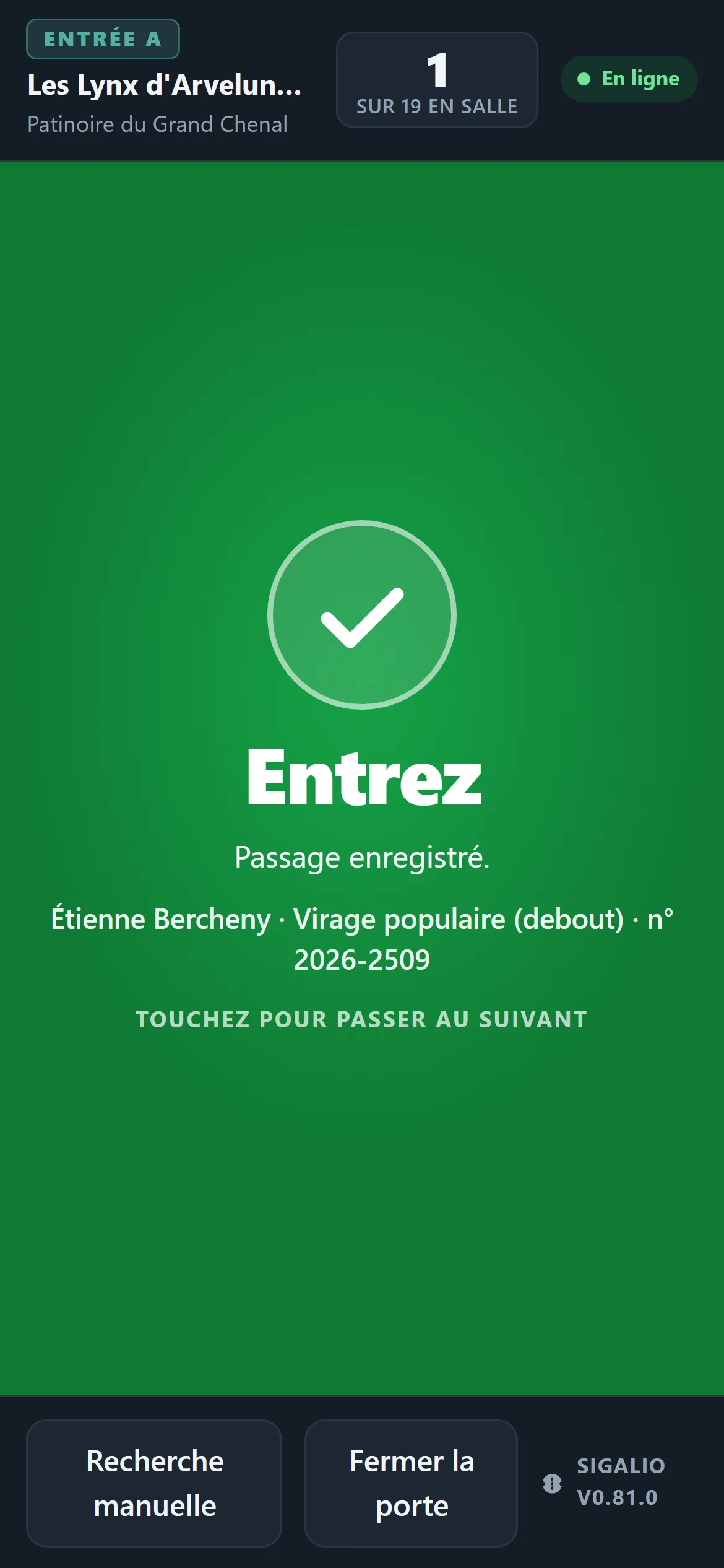 L'écran d'un contrôleur, tout en vert : « Entrez, passage enregistré », avec le nom du porteur, sa catégorie et son numéro de billet.