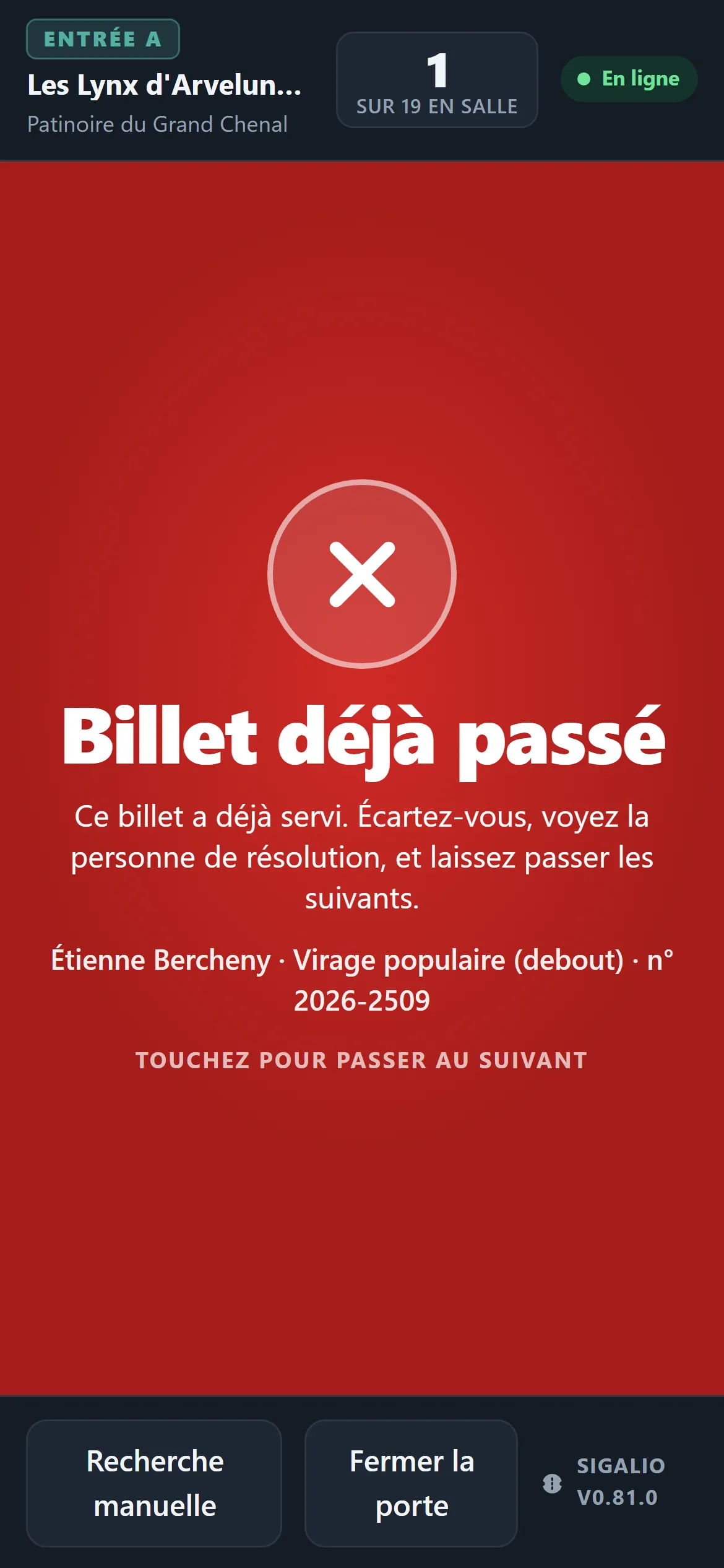 Le même écran, tout en rouge quelques secondes plus tard : « Billet déjà passé, ce billet a déjà servi », avec le même nom et le même numéro.